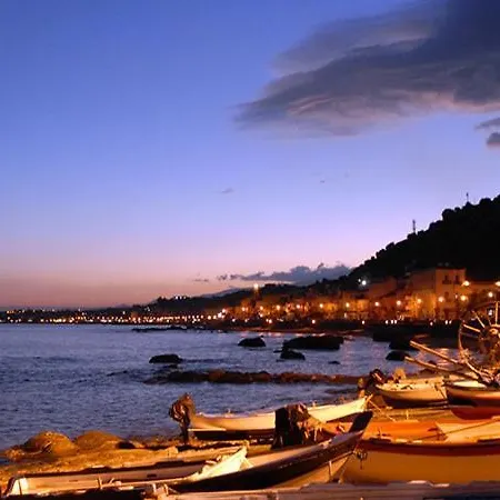 Апартаменти Bluesky Naxos 3rd Floor Джардіні-Наксос